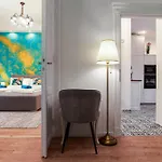 Broadway With 3 Bedrooms & 2 Bathrooms Apartament