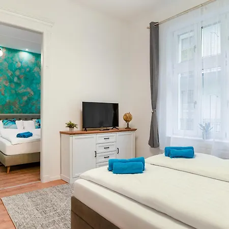 Broadway With 3 Bedrooms & 2 Bathrooms 부다페스트