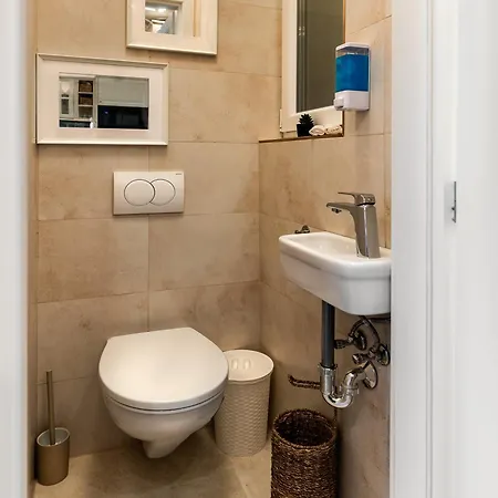 Broadway With 3 Bedrooms & 2 Bathrooms